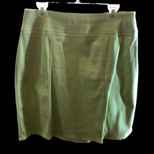 Chaus Size 12 summer paneled 7” side zipper skirt. Beautiful green color.